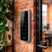 Lector RFID Dahua ASR1201D esclavo con protección IP65, teclado táctil y lectura dual EM MIFARE