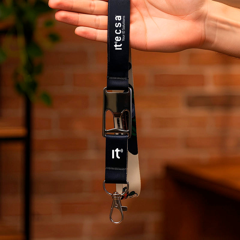 Lanyard personalizado con destapador metálico incorporado e impresión full color para eventos
