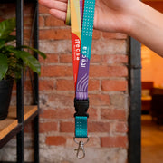 Lanyards personalizados con variedad de accesorios como yoyos, mosquetones y broches de seguridad

