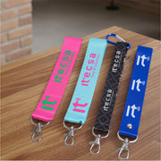 Llaveros personalizados de cinta sublimada a full color con argolla metálica y mosquetón

