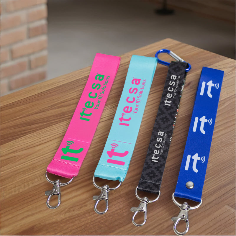 Llaveros personalizados de cinta sublimada a full color con argolla metálica y mosquetón

